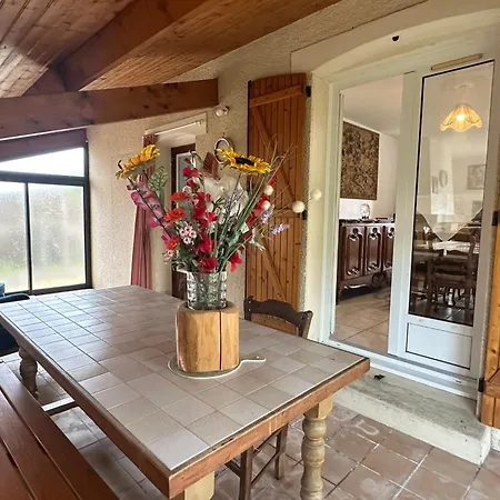 Сasa de vacaciones Spacious House With Garden In *