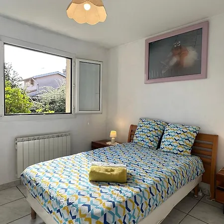 Сasa de vacaciones Spacious House With Garden In